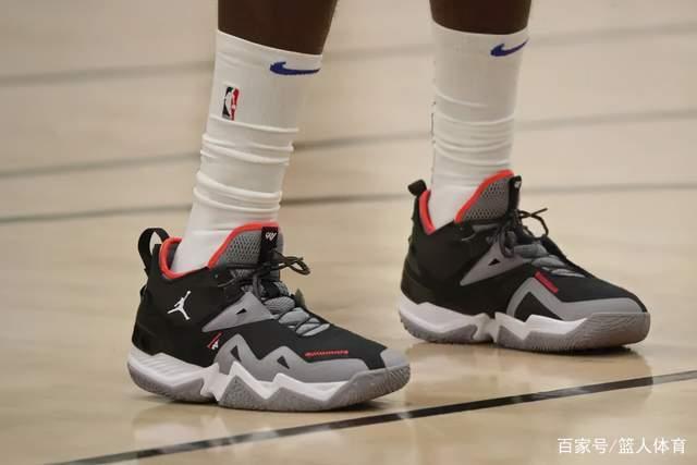 辽宁揭幕战赛前领取总冠军戒指 升起冠军旗帜